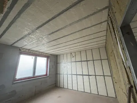 Nástřik stropu a stěn v podkroví